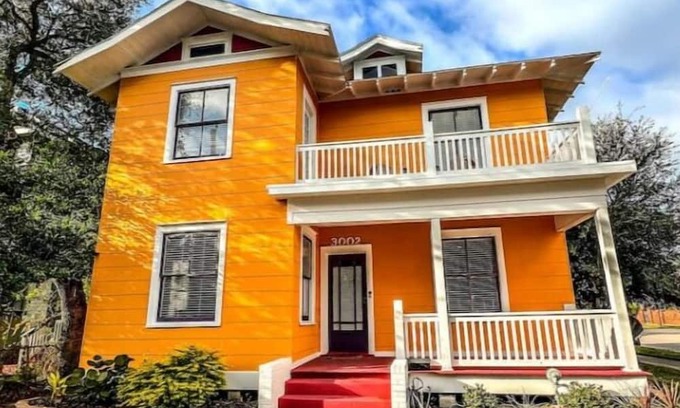 Galveston House | The Orange House - clean and comfortable