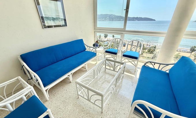 Acapulco Apartment | Centrally located apartment with spectacular view of the bay of Acapulco.