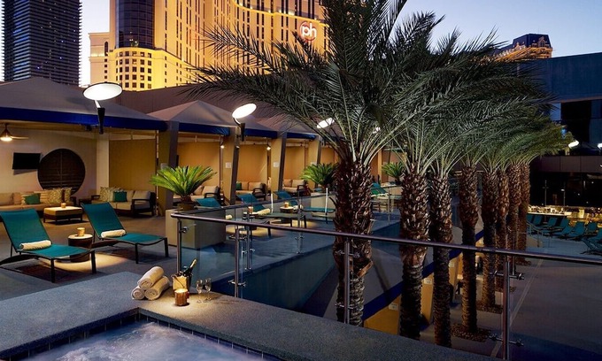 Las Vegas Strip Apartment | Luxury Hilton ~ On the Strip ~ NO Resort Fee ~ FREE Parking