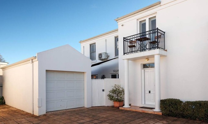 Albury House | Elegant Englehardt Villa - Gorgeous two bedroom townhouse in central Albury