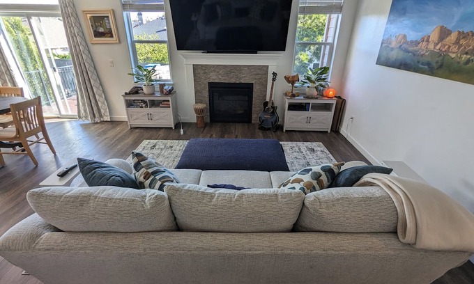 Medford House | Cozy 3BR/2.5BA Medford Home w/Fireplace & Fast WIFI