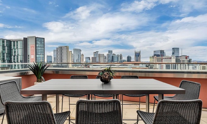 The Gulch Apartment | The Gulch Between Nashville's Music Row/Downtown Luxury Apt. walk to Broadway.